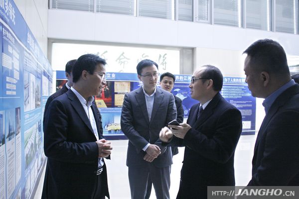 20130107035607171 SOHO中国有限公司董事长潘石屹莅临PG电子幕墙考察参观